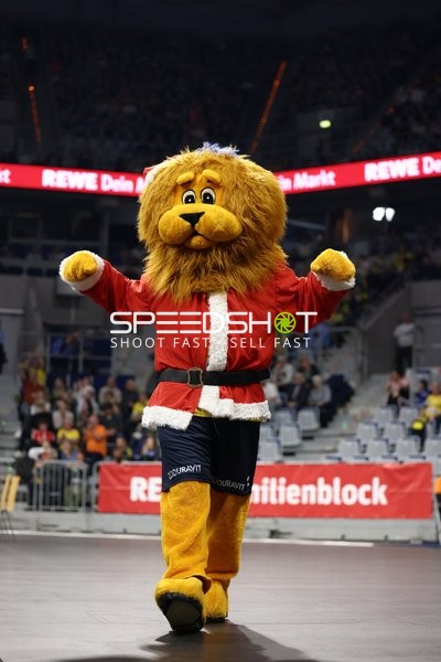 Maskottchen in Weihnachtskostüm auf dem Spielfeld