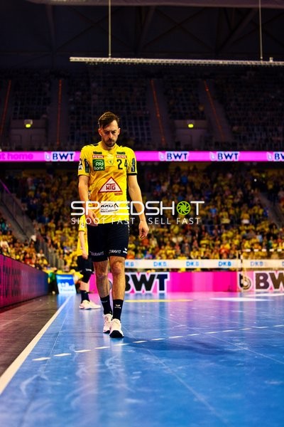 Spieler betritt das Spielfeld