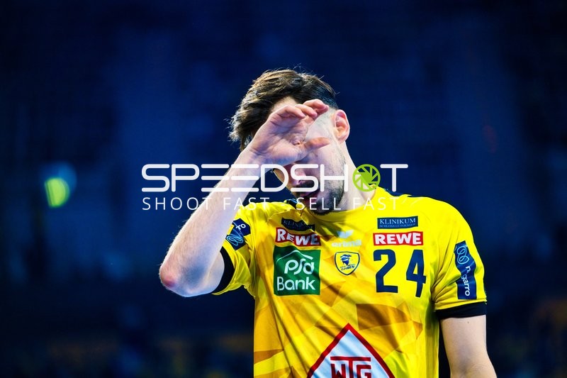 Ein Spieler wischt sich den Schweiß von der Stirn.