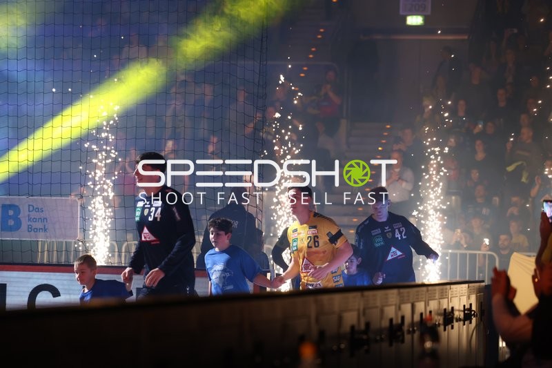 Einlauf der Spieler vor Spielbeginn.