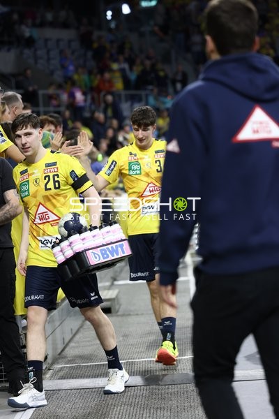 Spieler der Rhein Neckar Löwen betreten das Spielfeld.