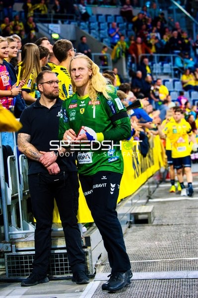Ein Spieler von Rhein Neckar Löwen interagiert mit Fans in der Halle.