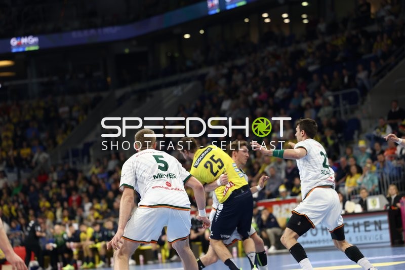 Ein Spieler von Rhein Neckar Löwen in gelbem Trikot greift an, während mehrere Spieler von HSG Wetzlar verteidigen.