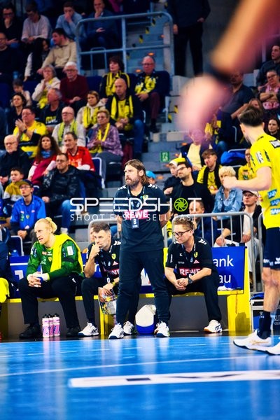 Trainer Sebastian Hinze beobachtet das Spiel von der Seitenlinie, während seine Kollegen Dragan Jerkovic und David Späth auf der Bank sitzen.