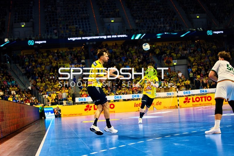 Spieler von Rhein Neckar Löwen passt den Ball.