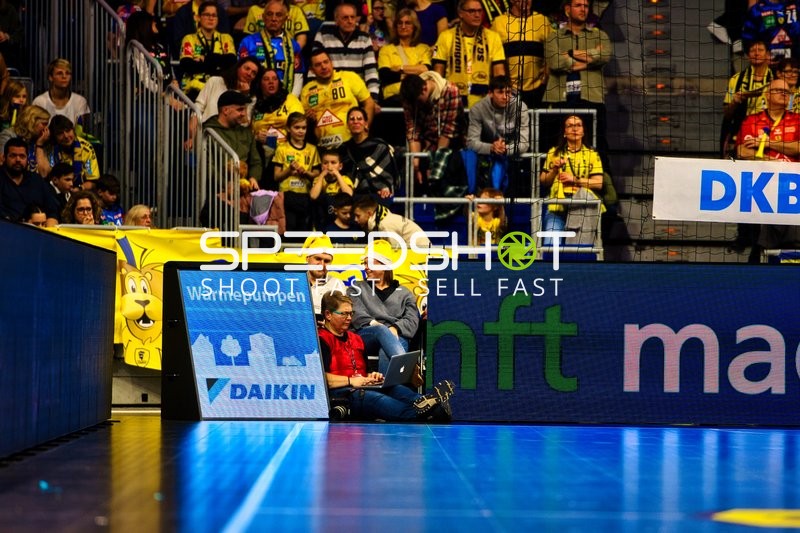 Zuschauer auf den Rängen während eines Handballspiels.
