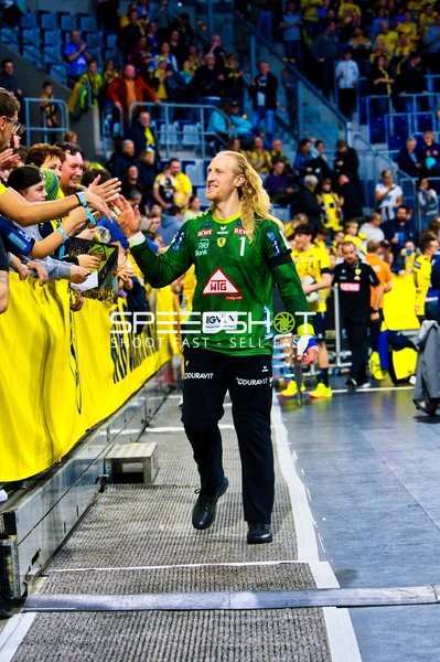 Ein Spieler von HSG Wetzlar interagiert mit Fans.