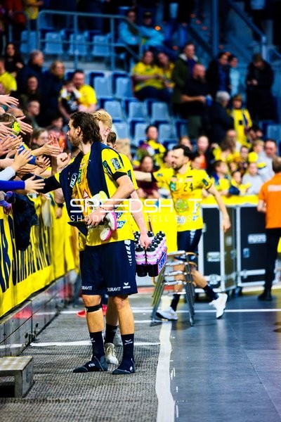 Spieler interagieren mit Fans