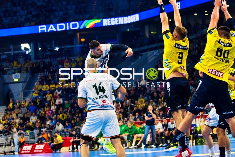 Ein Spieler von HSG Wetzlar versucht, durch die Abwehr der Rhein Neckar Löwen zu schießen.