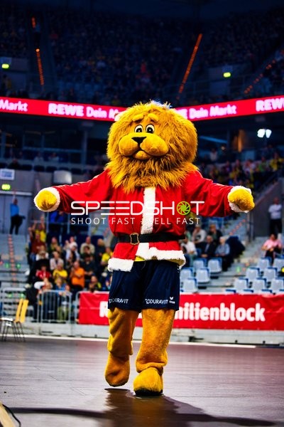 Maskottchen der Rhein Neckar Löwen auf dem Spielfeld