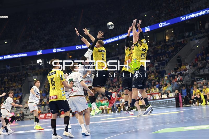 HSG Wetzlar-Spieler beim Sprungwurf gegen die Abwehr von Rhein Neckar Löwen