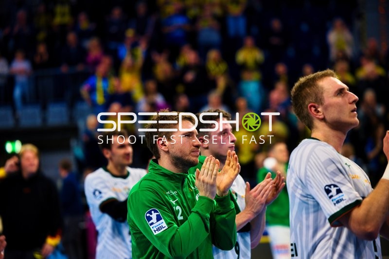 Spieler klatschen nach einem Spiel.