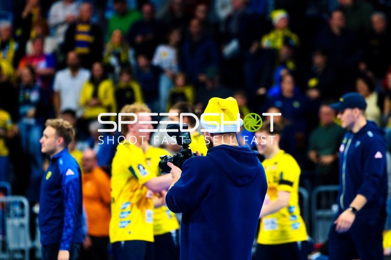 Ein Fotograf nimmt Bilder von den Spielern auf.