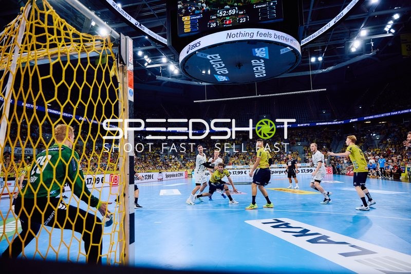 Einwurf eines Spielers vor dem Tor