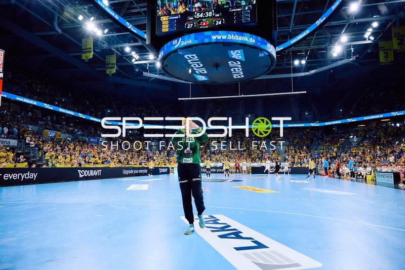 Ein Spieler ist in der Halle auf dem Spielfeld zu sehen.