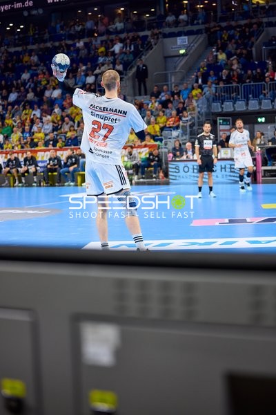 Ein Spieler von THW Kiel, Nummer 27, bereitet sich auf einen Wurf vor.
