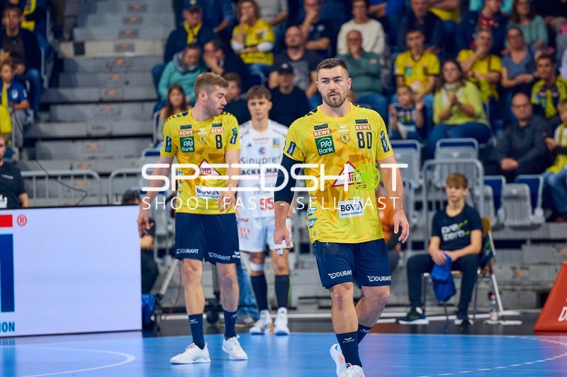 Spieler von Rhein Neckar Löwen und THW Kiel bereiten sich auf den Angriff vor