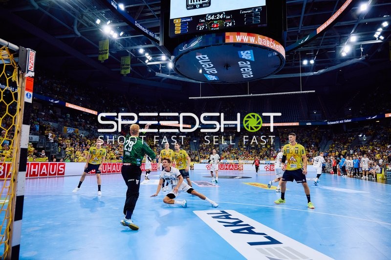 Ein Spieler von THW Kiel versucht ein Tor gegen die Rhein Neckar Löwen zu erzielen.