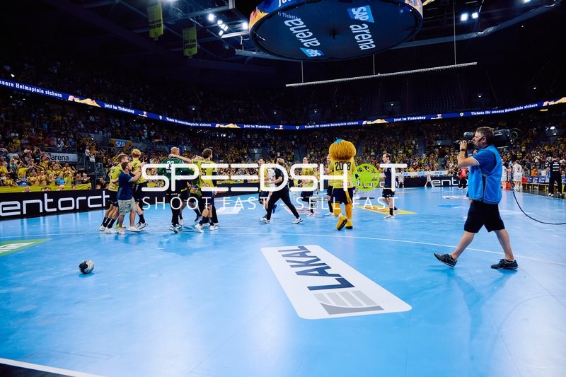 Spieler feiern auf dem Spielfeld nach dem Spiel