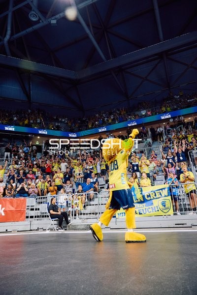 Maskottchen jubelt vor der Menge