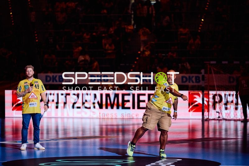 Ein Spieler der Rhein Neckar Löwen wirft den Ball während einer Präsentation vor dem Spiel.