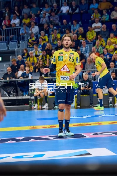 Spieler vor dem Spielstart auf dem Spielfeld