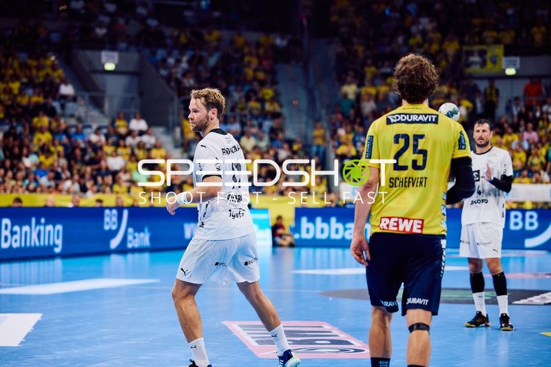 Ein Spieler von Rhein Neckar Löwen verteidigt gegen einen angreifenden Spieler von THW Kiel.