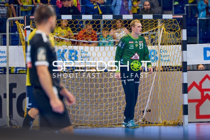 Ein Torwart, David Späth von den Rhein Neckar Löwen, steht konzentriert im Tor.