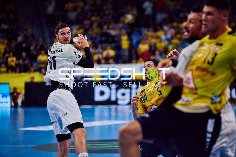 Ein Spieler von THW Kiel wirft auf das Tor, während Spieler von Rhein Neckar Löwen verteidigen.