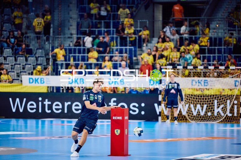 Ein Spieler von THW Kiel bereitet sich darauf vor, den Ball zu werfen.