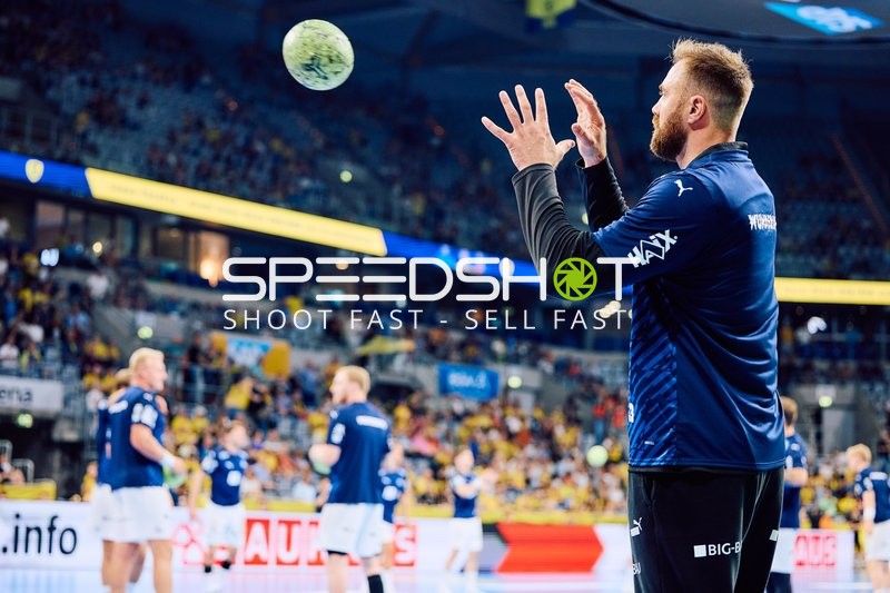 Ein Spieler von THW Kiel ist dabei, den Ball zu fangen.