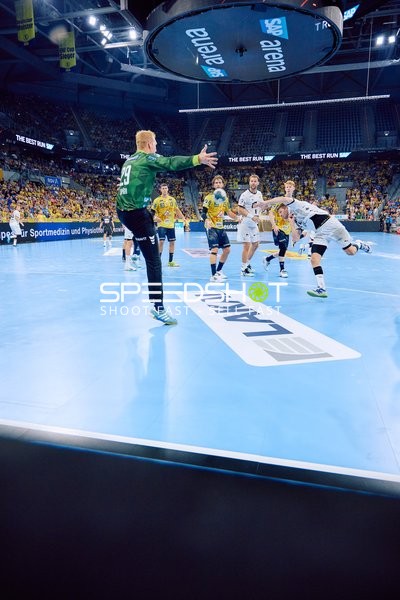 Torwart der Rhein Neckar Löwen in Aktion gegen THW Kiel.
