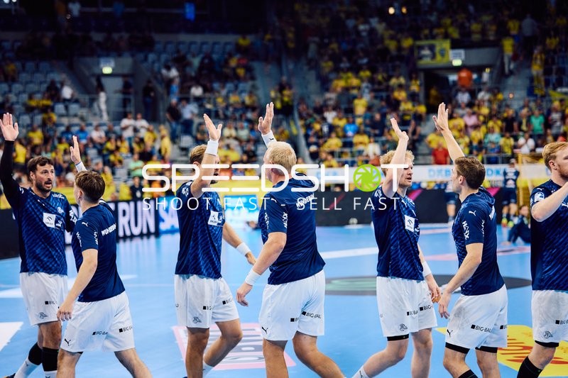 Spieler von THW Kiel feiern einen erfolgreichen Spielzug.