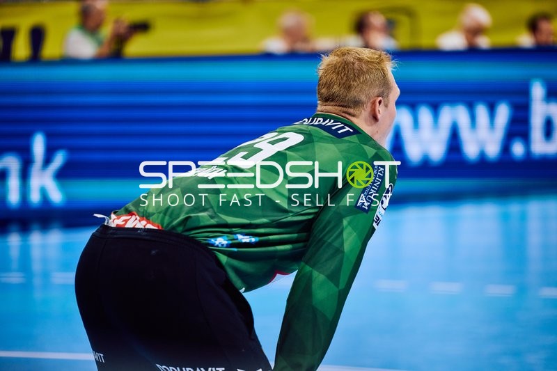 Ein Torwart bereitet sich auf das Spiel vor.