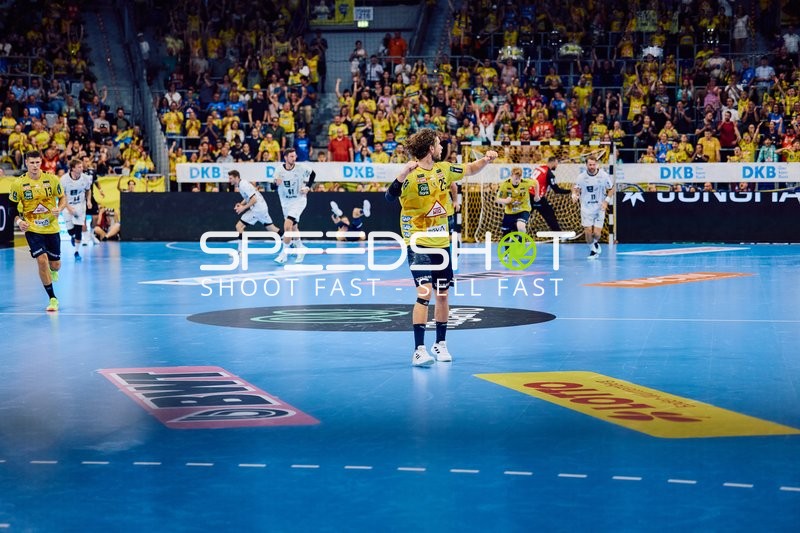 Ein Spieler der Rhein Neckar Löwen bereitet sich auf einen Freiwurf vor.