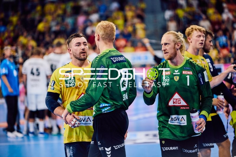 Spielerszene am Spielfeldrand