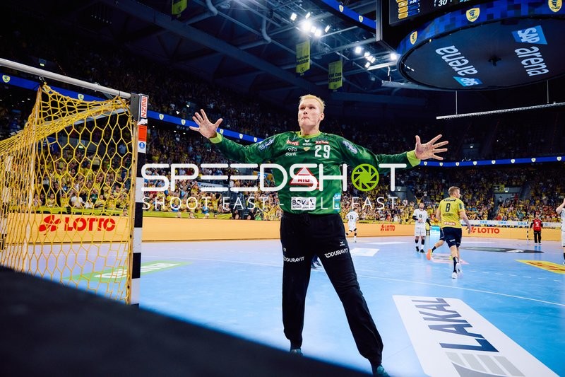 Ein Torwart feiert eine Parade.