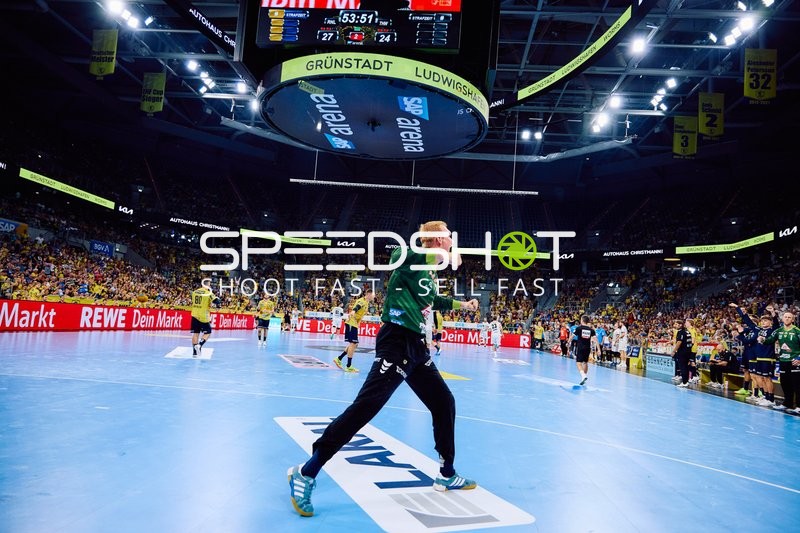 Ein Torwart führt einen Wurf aus.