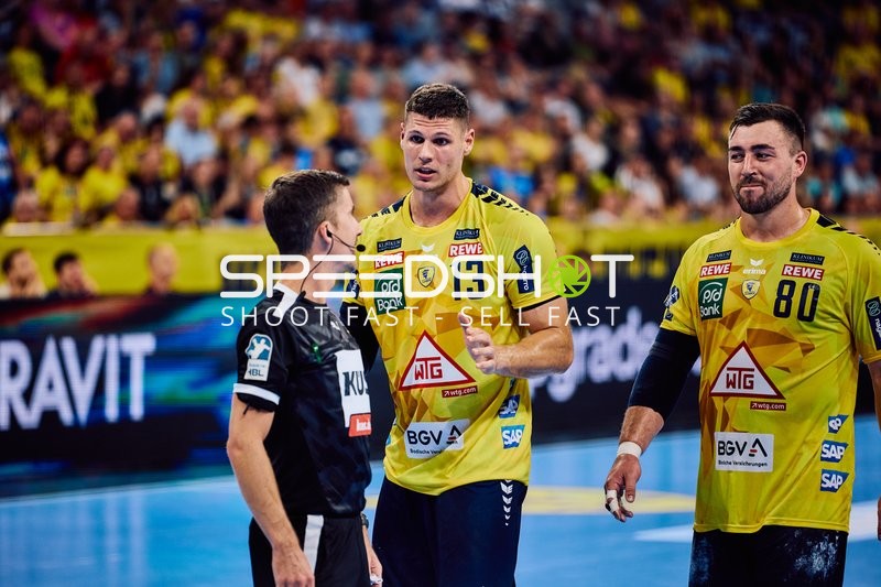 Diskussion mit dem Schiedsrichter