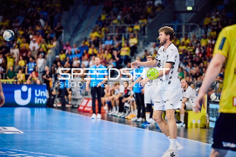 Ein Spieler von THW Kiel ist in Ballbesitz und bereitet einen Pass vor.