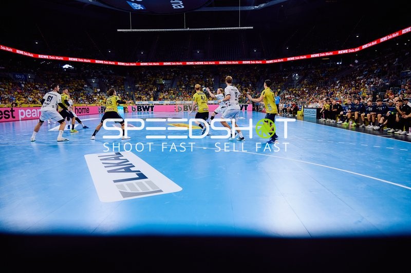 Spielszene während eines Handballspiels, in der Spieler von Rhein Neckar Löwen und THW Kiel agieren.