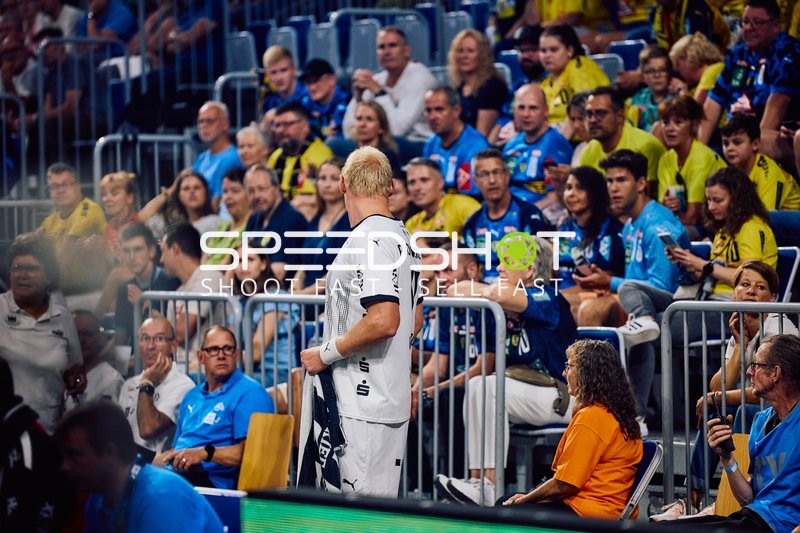Ein Spieler von THW Kiel verlässt das Spielfeld, während das Publikum zusieht.