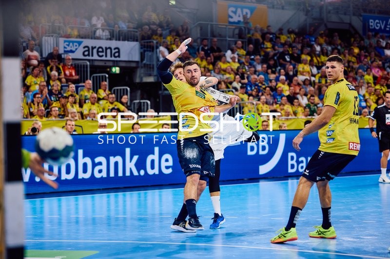 Ein Spieler von Rhein Neckar Löwen wirft den Ball in Richtung Tor.