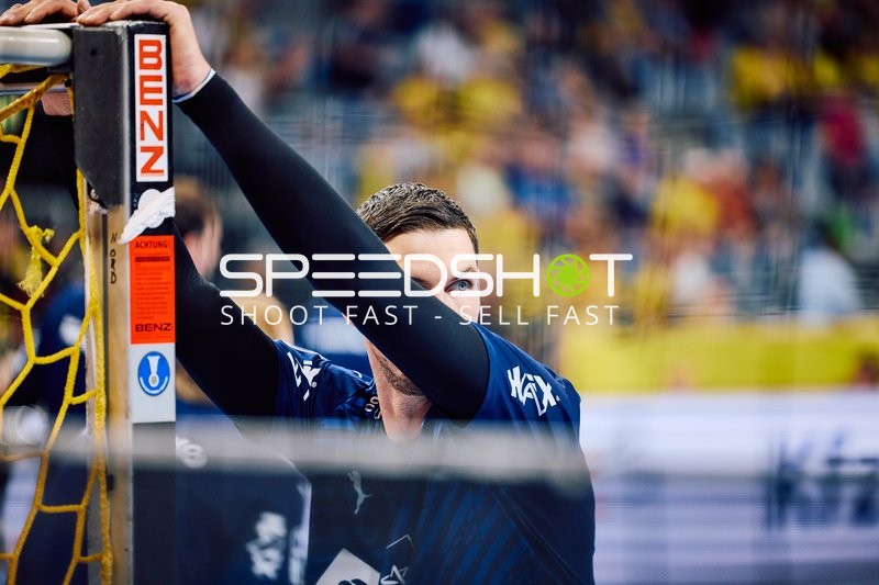 Ein Spieler von THW Kiel lehnt am Torpfosten.