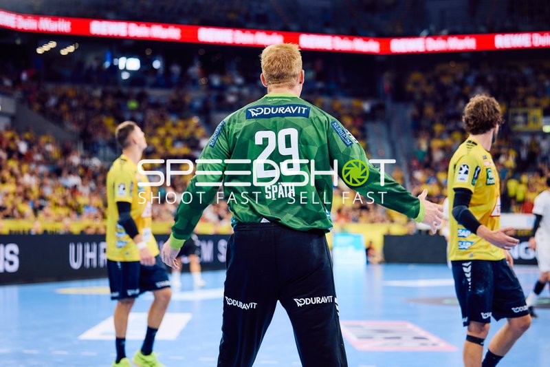 Ein Torhüter der Rhein Neckar Löwen ist auf dem Spielfeld positioniert.