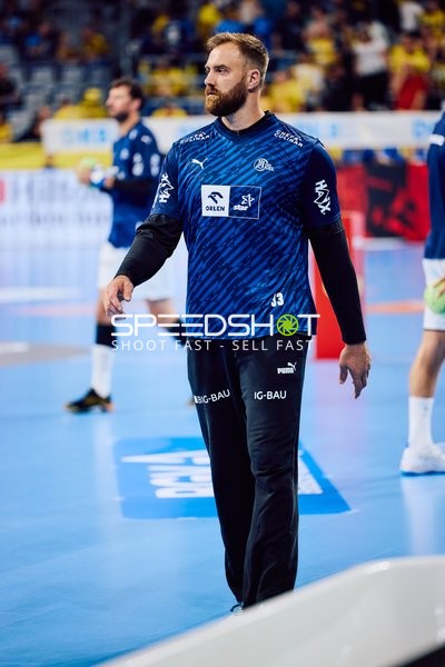Spieler von THW Kiel wärmt sich auf.