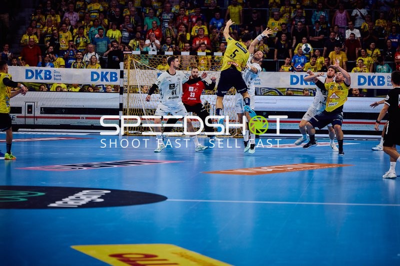 Ein Spieler der Rhein Neckar Löwen springt und wirft auf das Tor.