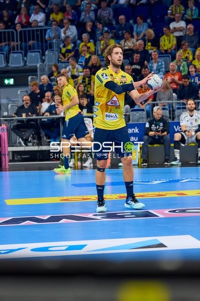 Ein Spieler der Rhein Neckar Löwen bereitet sich auf einen Wurf vor.