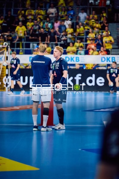 Zwei Spieler unterhalten sich auf dem Spielfeld.