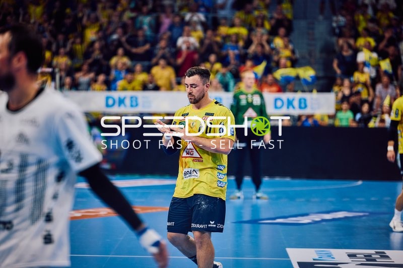 Jannik Kohlbacher von den Rhein Neckar Löwen klatscht in die Hände während des Spiels.